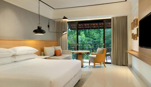 Grand Deluxe King (balcony & Club Lounge Access)