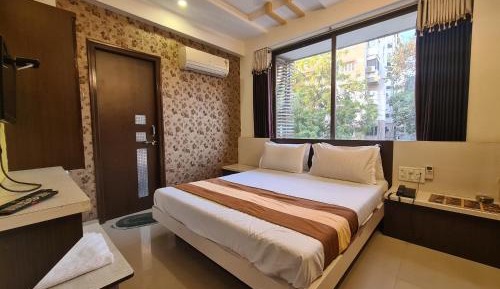 Deluxe Double Room (2 Adults + 1 Child)