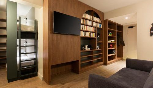 Family Room (2 Adults + 2 Children)