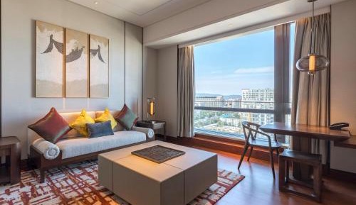 One-Bedroom Suite Lounge Access