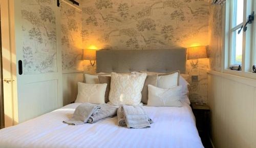 Deluxe Double Room with Shower