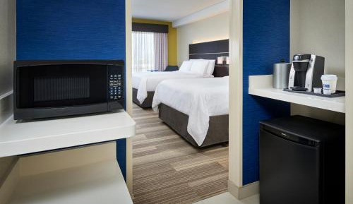 Standard Queen Room with Two Queen Beds and Mobility Accessible Tub