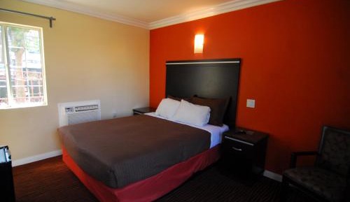 Deluxe Queen Room with One Queen Bed Non-Smoking