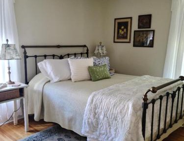 Deluxe Queen Suite
