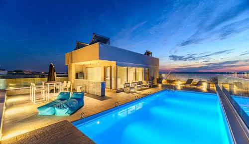 Four-Bedroom Villa with Rooftop Pool