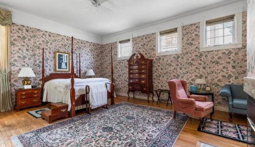 Deluxe Queen Suite