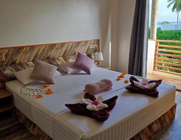 Deluxe Double Room with Side Sea View