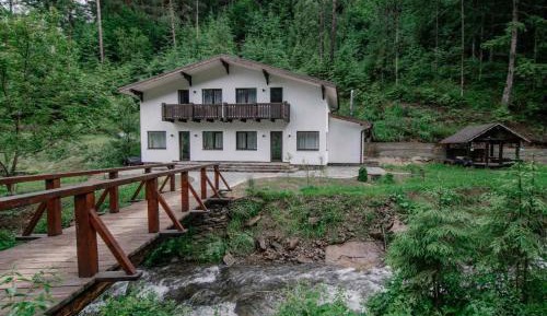 Apartment with Mountain View
