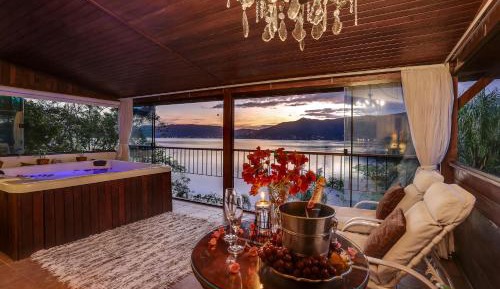 Suite with Lake View