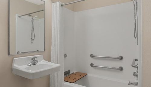 Queen Room with Mobility Accessible Tub - Non-Smoking
