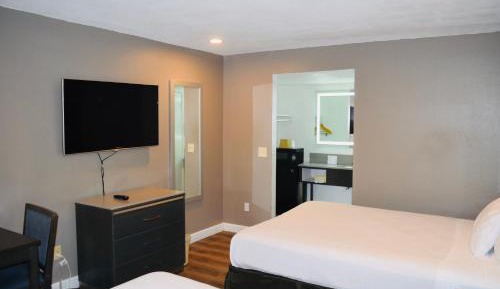 Queen Room with Two Queen Beds - Non-Smoking