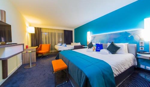 Comfort Room with 1 Double Bed and 1 Sofa Bed with Balcony