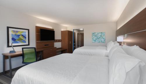 Queen Room with Two Queen Beds and London Bridge View - Non-Smoking