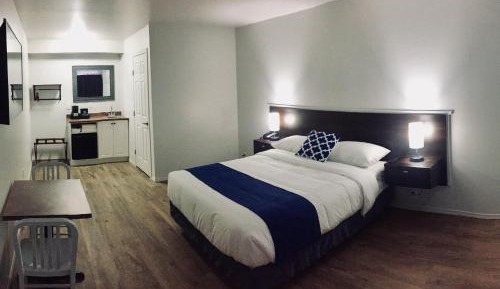 Queen Room with Private Bathroom