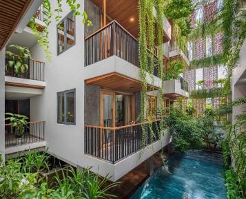 Family Room with Balcony - Street and Pool View 