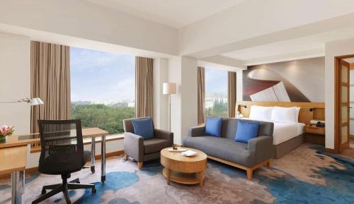 Junior Suite with 1 Queen Bed with 2 way airport transfers and Cocktail Hours and Lounge Access