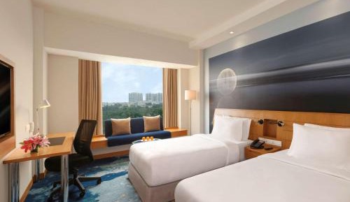 Executive Premier Floor 2 Single Beds with 1 way airport transfer and Cocktail Hours and Lounge Access