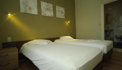 Twin Room with Street View