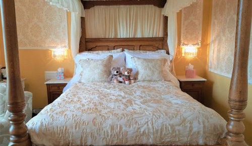 Luxurious Four Poster Suite with Private bathrooms