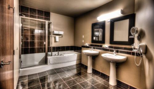 2 Bedroom Suite with 1 King Bed and 2 Double Beds, Washer/Dryer and Full Kitchenette