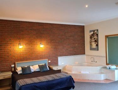 Deluxe King Suite with Spa Bath