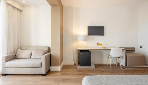 Family Room (2 Adults + 2 Children)