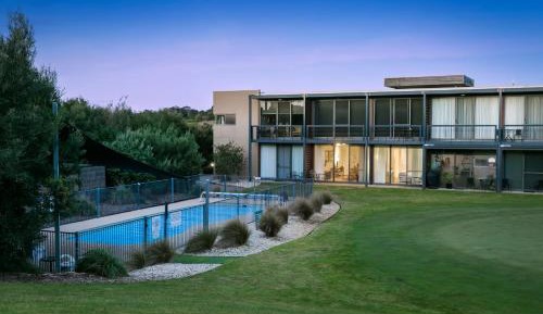 Apartment with Pool View 