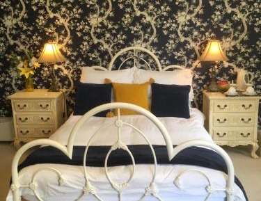 Deluxe Double Room with Bath and Shower