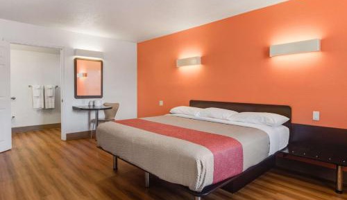King Room with Roll-in Shower - Disability Access - Non-Smoking