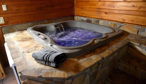King Suite with Hot Tub and Mountain View