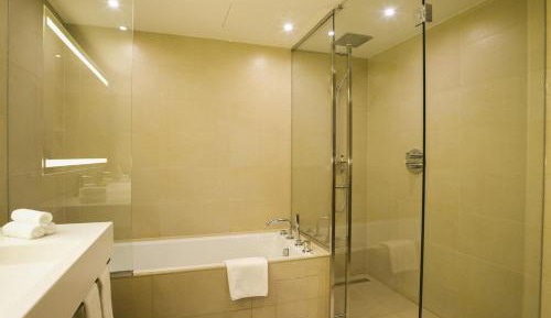 Standard Queen Room - High Floor