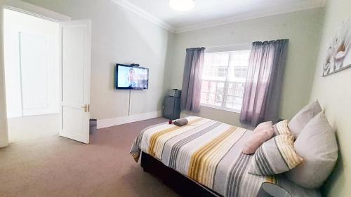 Queen Room with Shared Bathroom