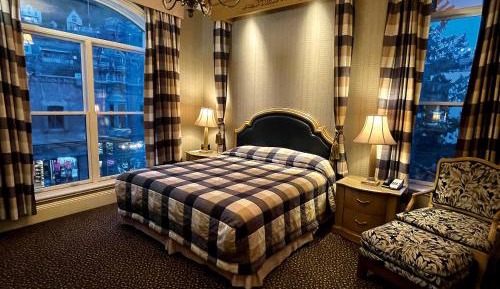 Deluxe Suite with Spa Bath