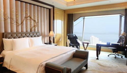 Executive King Room with Lake View