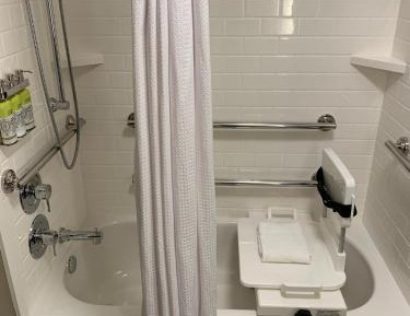 Queen Studio Suite with Batch Tub - Mobility Accessible - Non-Smoking