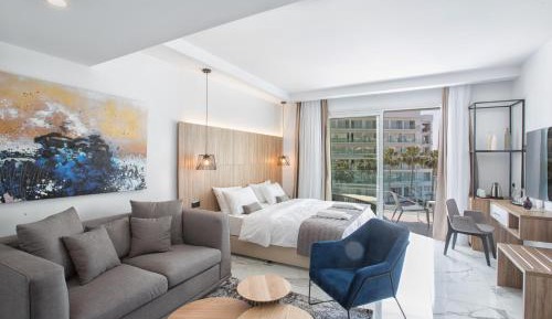 Junior Suite with Side Sea View