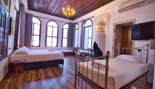 King Suite with Pool View