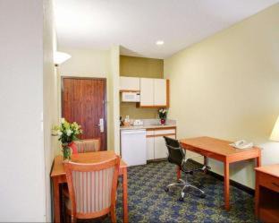Efficiency King Suite with Sofa - Disability Access/Non Smoking