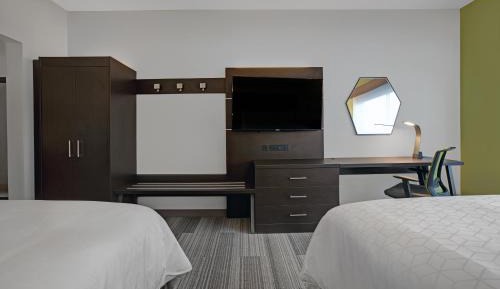 Queen Suite with Two Queen Beds and Mobility Accessible Roll-In Shower