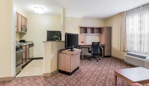 Queen Suite - Accessible/Non-Smoking