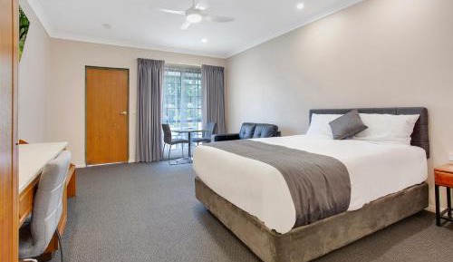 Deluxe Queen Suite