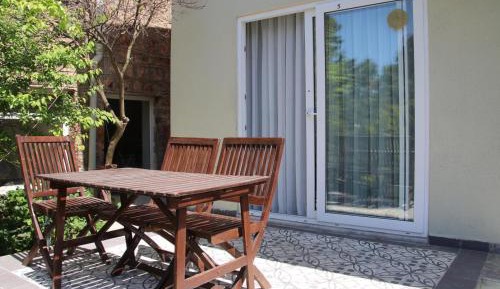 Apartment with Garden View
