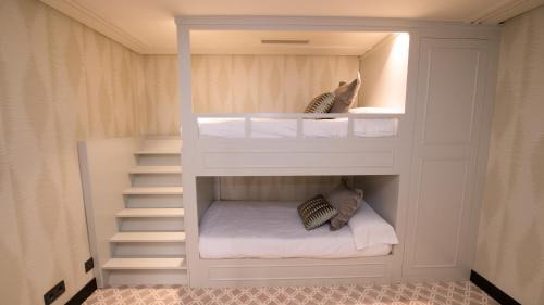 Family Room (2 Adults + 2 Children)