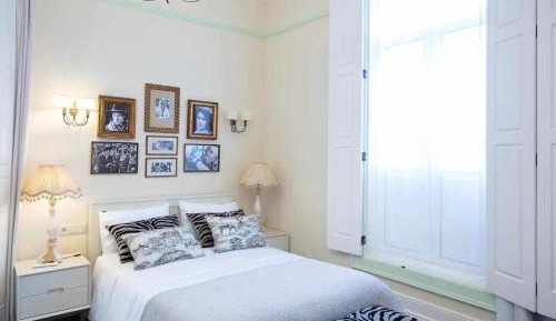 Deluxe Double Room with Side Sea View