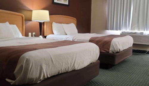 Queen room with 2 Queen Beds, Mobility Access, Bathtub w/ Grab Bars, Non-Smoking