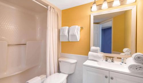 Queen Suite with Partial View - Non-Smoking