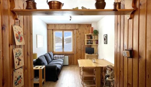 Apartment with Mountain View