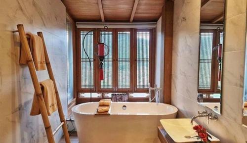 Suite with Lake View