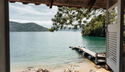 Deluxe Beachfront Suite