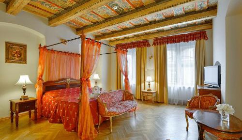 Queen Deluxe Room with Street View